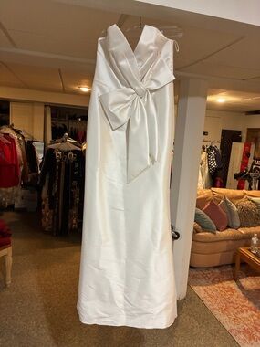 Badgley Mischka Ivory Satin V-Neck Bow Front Wedding Dress size 14